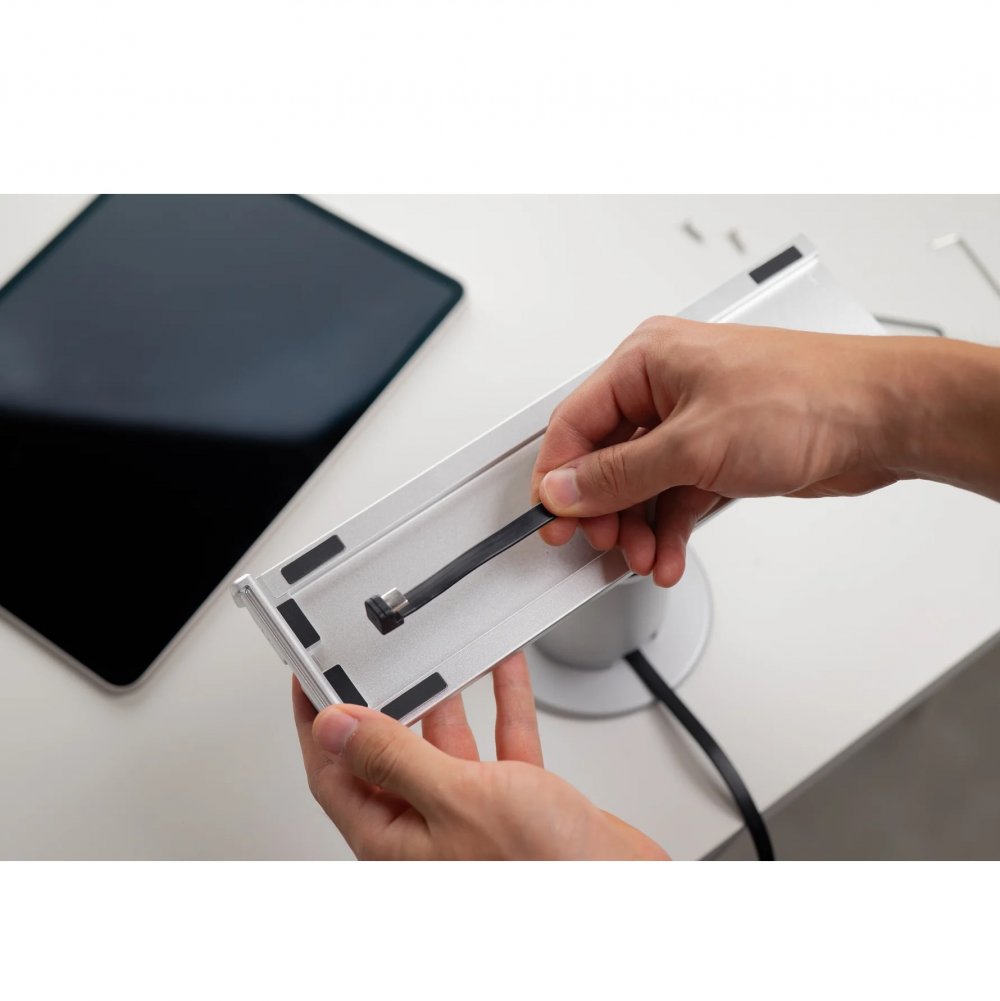 Studio Proper Powered iPad Stivel Stand 